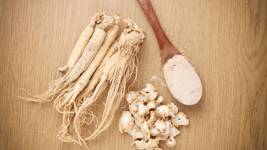 Ginseng liegt auf einem hölzernen Untergrund.