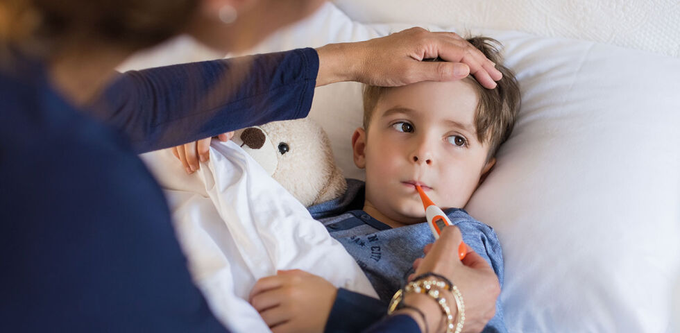 KrankesKind_AdobeStock - Kinder entwickeln deutlich häufiger Fieber als Erwachsene. Ab 38,5 °C spricht man bei Kindern von Fieber, bei > 39,5 °C von hohem  Fieber. Spätestens dann: Ab zum Arzt oder zur Ärztin! - © AdobeStock