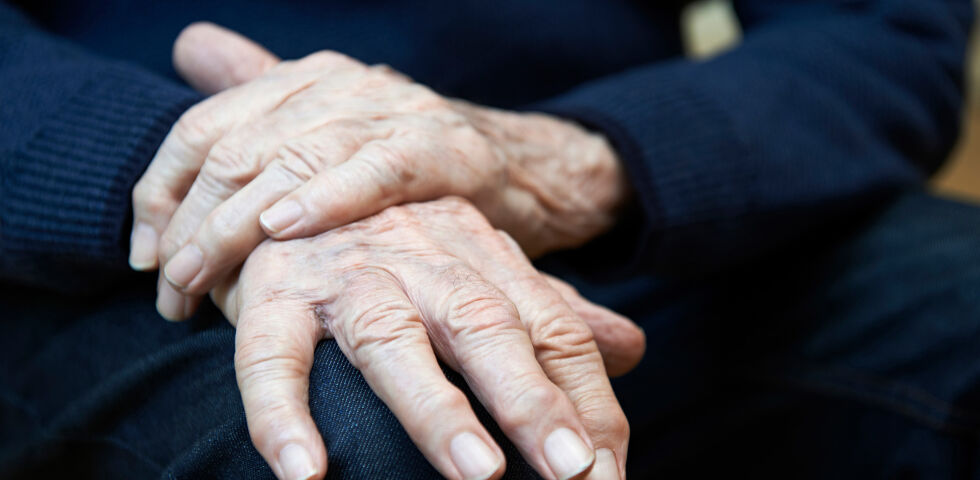 Hände Parkinson - Für eine gleichmäßige Besserung der Parkinson-Symptome ist wichtig, dass die Einnahme mit den Essensgewohnheiten abgestimmt wird. - © Shutterstock