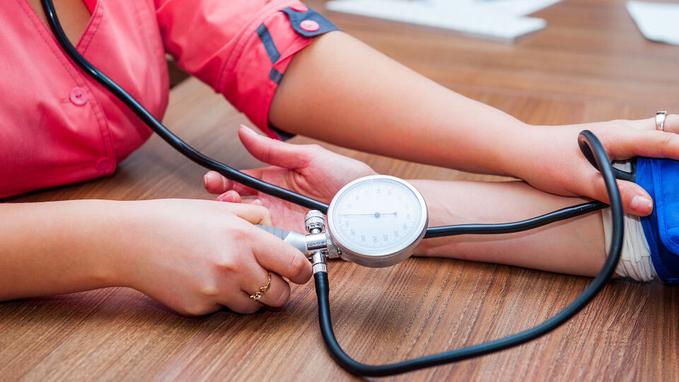 Blutdruck - In der Apotheke sind unterschiedliche Blutdruck-Messgeräte erhältlich. Zur Überprüfung kann man seinen Blutdruck auch direkt in der Apotheke messen lassen. - © Shutterstock